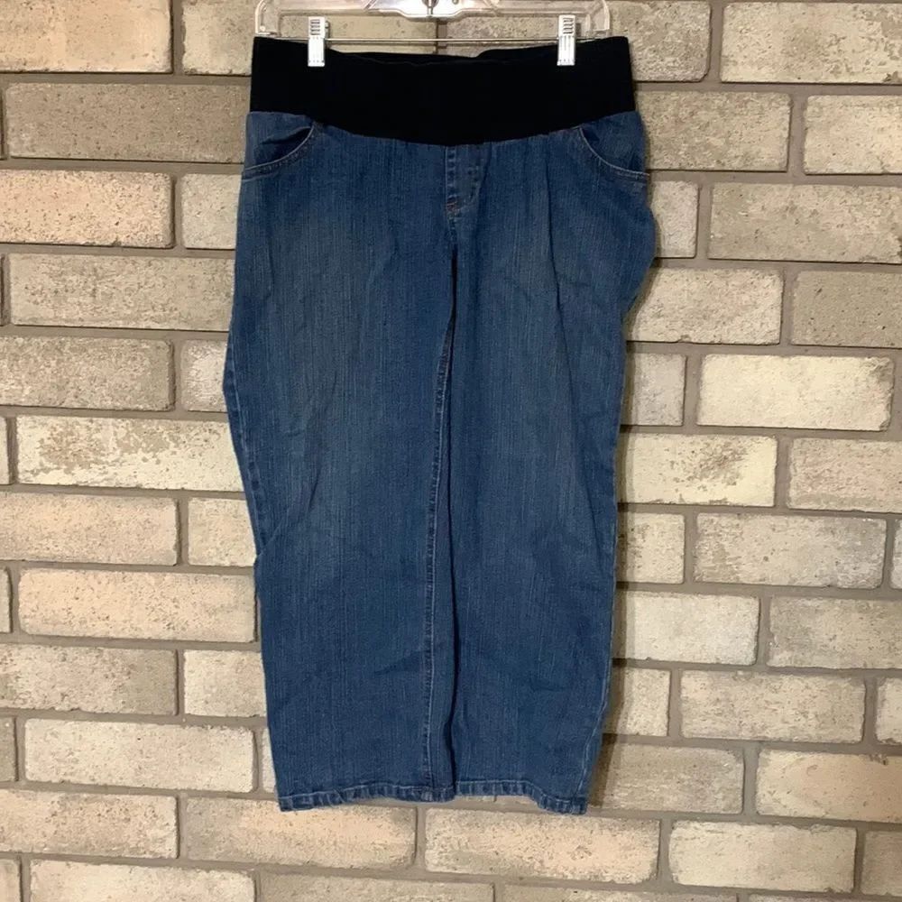 3for$20 Capri maternity medium